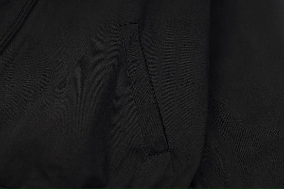 P300 model number: G317 Ralph Lauren's new 24ss classic embroidered logo lapel executive zipper jacket for both men and women. 1️⃣Selected from high-quality original developed pure cotton fabric, with customized plaid lining inside, the overall wear effect is very soft and comfortable. 2️⃣The workmanship details are perfectly controlled, with exquisite small logo embroidery on the chest, and the unique design style of splicing technology is used on the dropped shoulders to highlight your personality! The version is simple but not simple! 3️⃣ Complete with tag accessories, unisex design, and a very versatile jacket for men and women!  Color: black, navy blue, khaki Size: S, M, L, XL